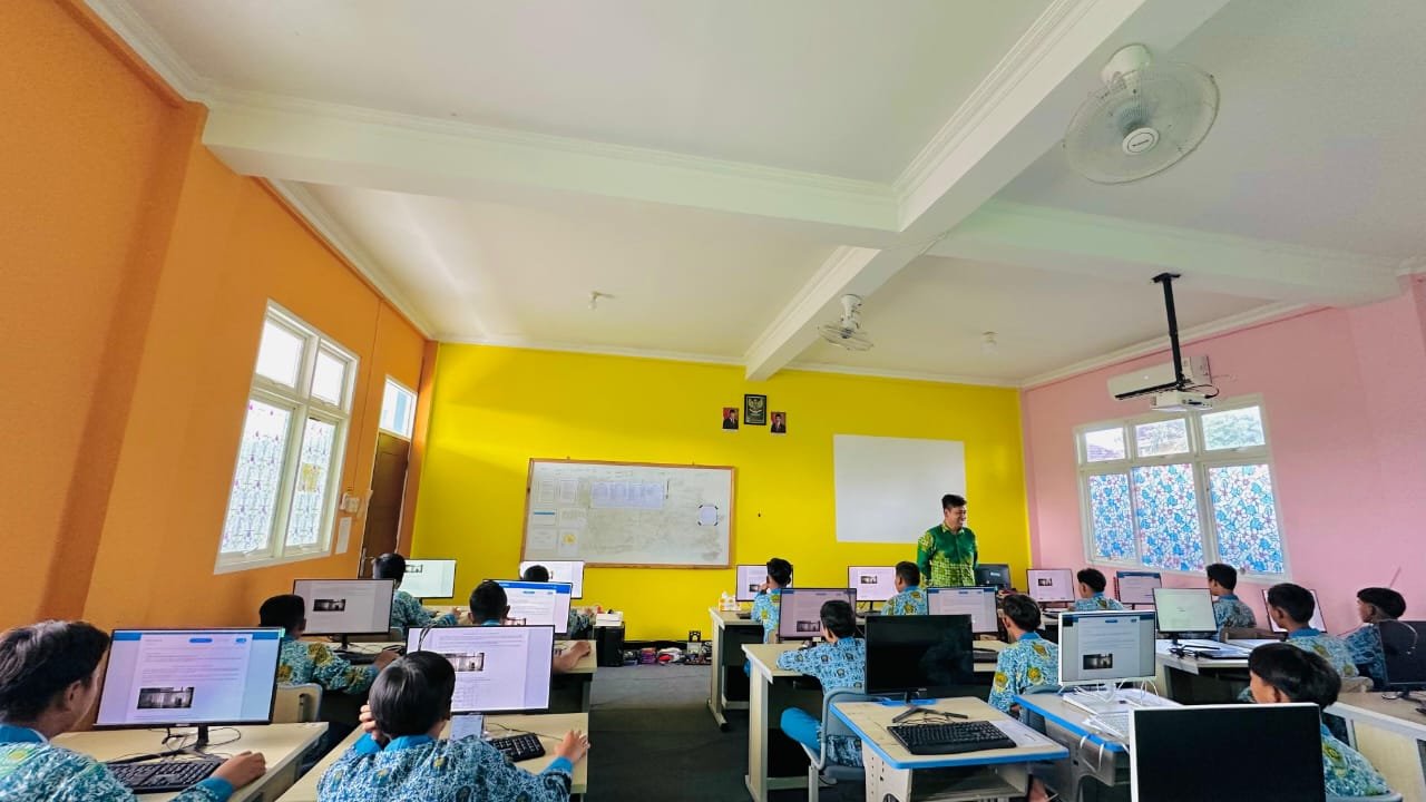 Para siswa SMP Muhammadiyah 9 Boarding School Tanggulangin Sidoarjo dengan seragam sekolah sedang fokus mengerjakan soal pada laptop masing-masing